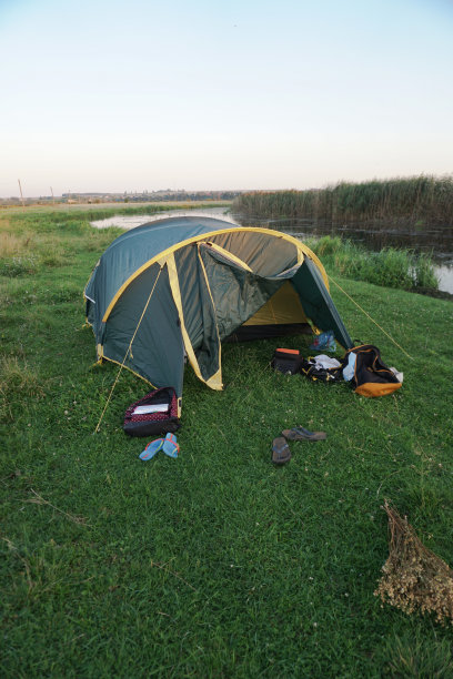 风景帐篷，河边美景。春夏季户外消遣。股票的背景,照片图片下载