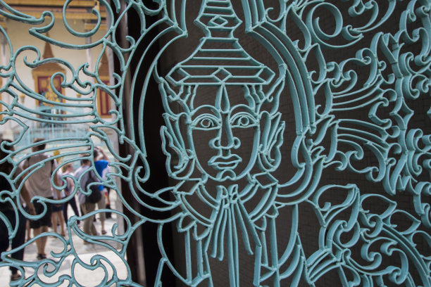 通往亚洲传统寺庙的佛教大门图片下载