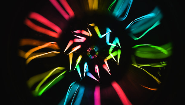 彩色的灯在黑暗的背景上发光图片下载