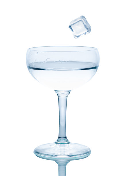 将冰块放入一杯水中图片下载