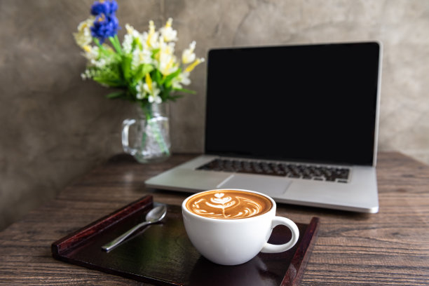 拿铁咖啡与空白屏幕的笔记本电脑图片下载