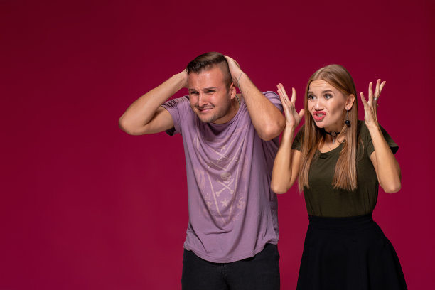 不开心不满的女人和男人一脸恶心的表情，就像看到了不愉快的事情。尴尬的夫妇图片下载