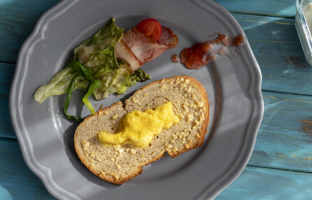 烤小猫形状的鸡蛋放在吐司上图片下载