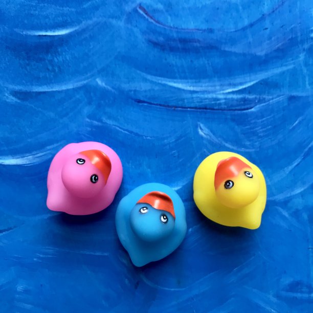 橡皮鸭漂浮在画的水背景图片下载