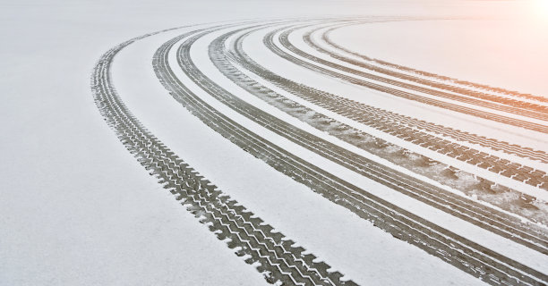 汽车轮胎在雪地上留下的痕迹图片下载