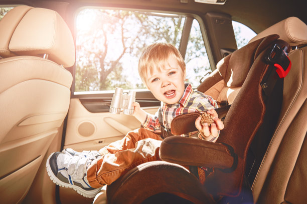 坐在安全座椅上的男孩。家庭旅行图片下载