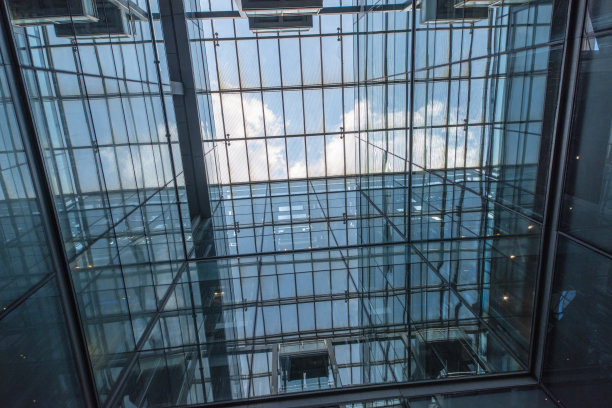 现代化的玻璃电梯和行人楼梯入口。图片下载