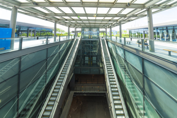 现代化的玻璃电梯和行人楼梯入口。图片下载