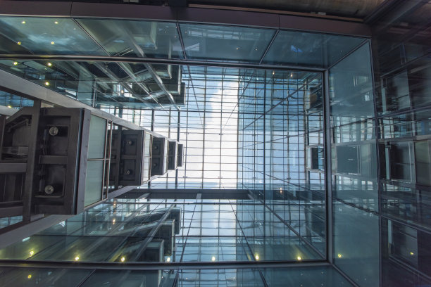 现代化的玻璃电梯和行人楼梯入口。图片下载