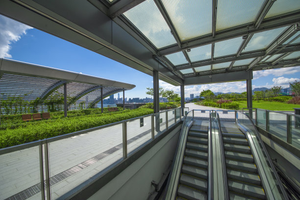 现代化的玻璃电梯和行人楼梯入口。图片下载