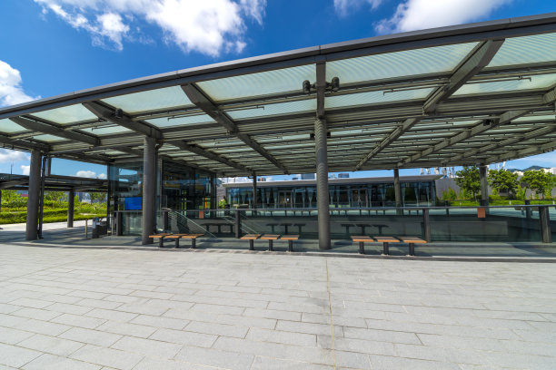 现代化的玻璃电梯和行人楼梯入口。图片下载