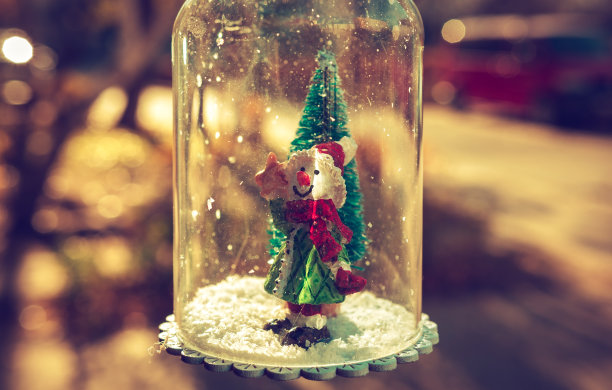 新年和圣诞节的雪人，令人难以置信的图片在一个模糊的背景。图片下载