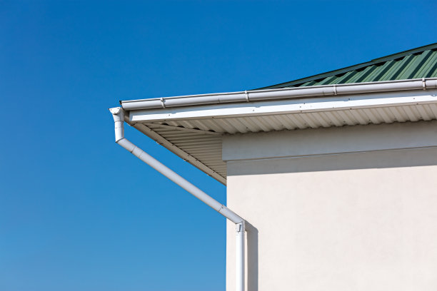 有排水沟和落水管的屋角图片下载