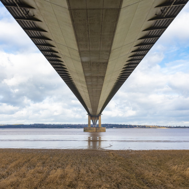 从汉伯桥南岸附近巴顿-汉伯的直接下方观看。图片下载