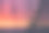 令人惊奇的浪漫日落在窗户后面的轮廓薄纱纹理。美妙的粉红色、橙色、紫色的黎明天空从窗户透过图案窗帘。美丽日出的舒适背景。副本的空间。图片下载