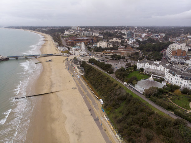 伯恩茅斯美丽海滩的航拍照片，显示著名的伯恩茅斯码头，英国海边小镇在春天拍摄。图片下载