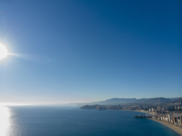 航拍照片在西班牙阿利坎特贝尼多姆，显示了美丽的海滩普拉亚莱万特和酒店，建筑和高层天际线城市景观。图片下载