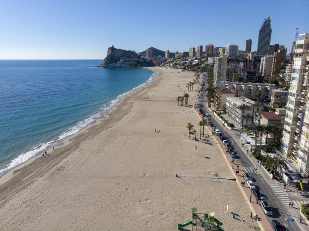 航拍照片在西班牙阿利坎特贝尼多姆，显示了美丽的海滩普拉亚莱万特和酒店，建筑和高层天际线城市景观。图片下载