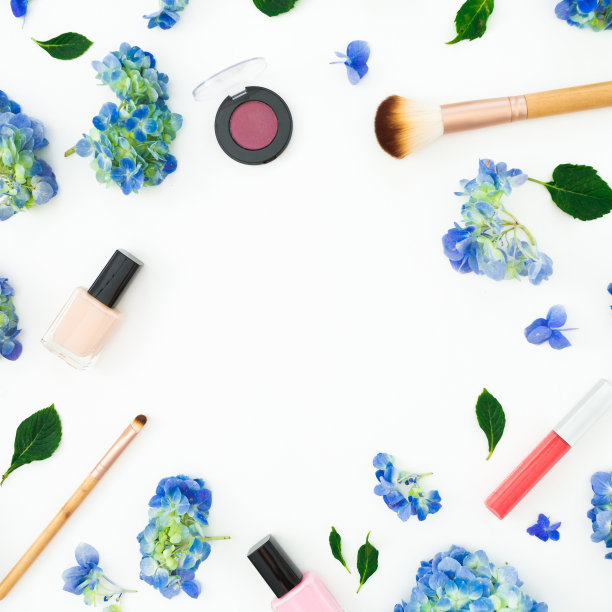 美丽组成的绣球花与化妆品在白色的背景。平躺，俯视图。花的背景图片下载