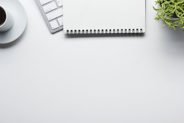 办公桌旁摆着办公用品。平整办公场所及物品。前视图。文本复制空间图片下载