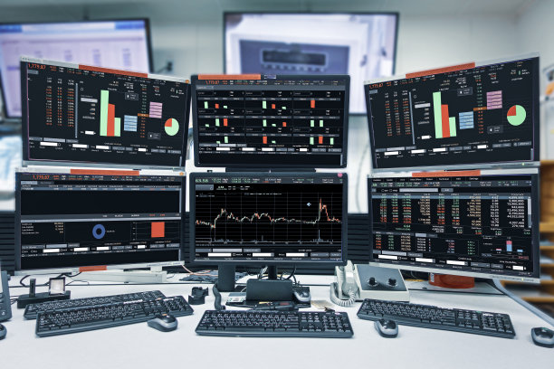 在配有商务办公设备的监控机房显示股票行情和行情图表。商业和金钱概念，全景照片。图片下载