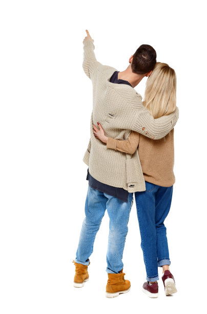 一对异性恋夫妇拥抱并指出。图片下载