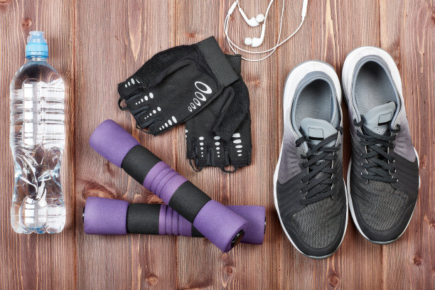 木制背景上的健身设备。图片下载