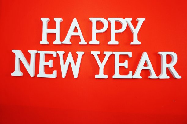 新年快乐字母在红色的背景图片下载