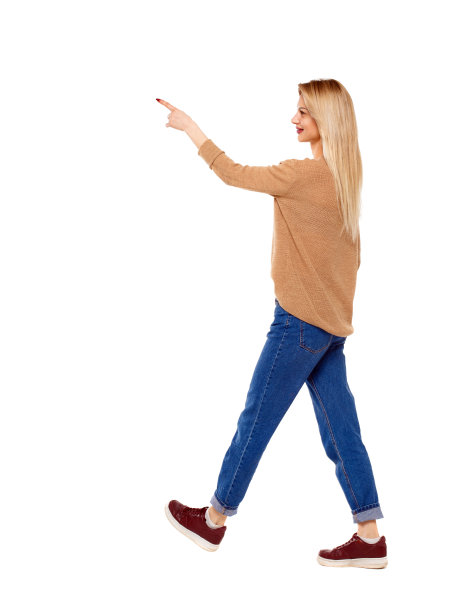 一个女孩用手指着走路的侧视图。图片下载