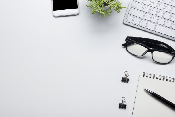 办公桌旁摆着办公用品。平整办公场所及物品。前视图。文本复制空间图片下载