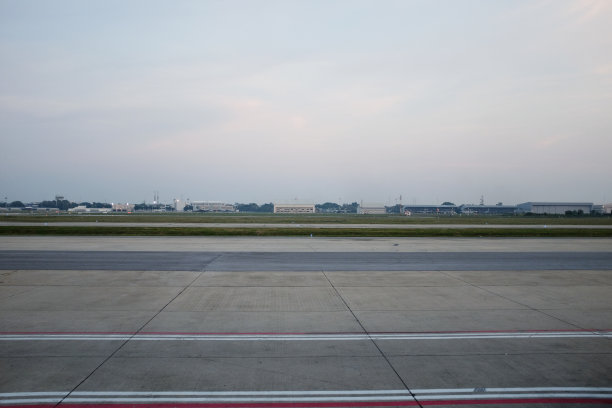 飞机停在机库附近。货机在机场。商业航空货运。在机场看日落。——图片图片下载