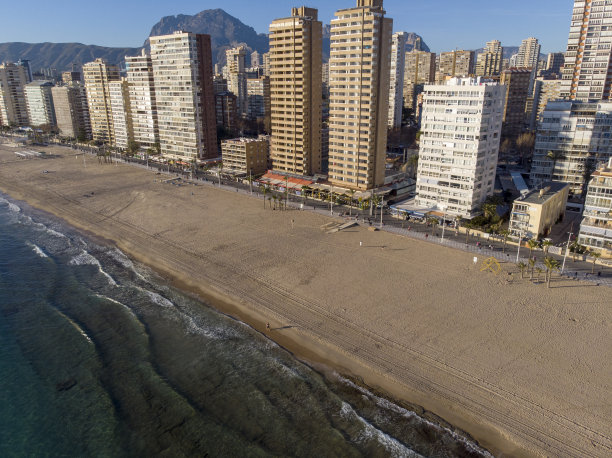 航拍照片在西班牙阿利坎特贝尼多姆，显示了美丽的海滩普拉亚莱万特和酒店，建筑和高层天际线城市景观。图片下载