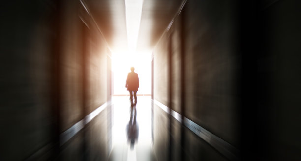 一个女人走向光明的剪影图片下载