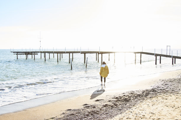 在海滩上散步的女人图片下载