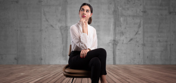 年轻的女商人在考虑家庭房间图片下载