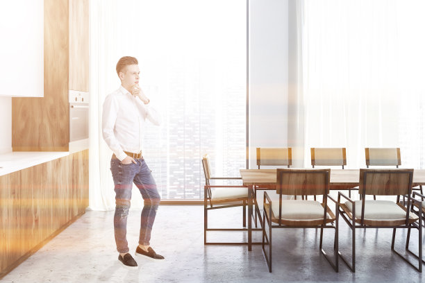 长桌子厨房内部，伙计图片下载