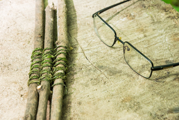 用天然荨麻绳和玻璃编织的树枝图片下载