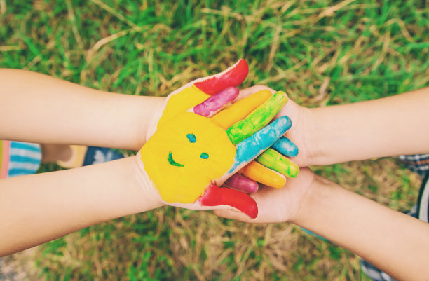 孩子们手拿颜色。夏天的照片。有选择性的重点。图片下载