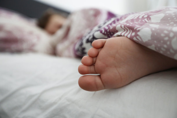 可爱的小脚从毯子里探出头来图片下载