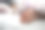 可爱的小脚从毯子里探出头来图片下载