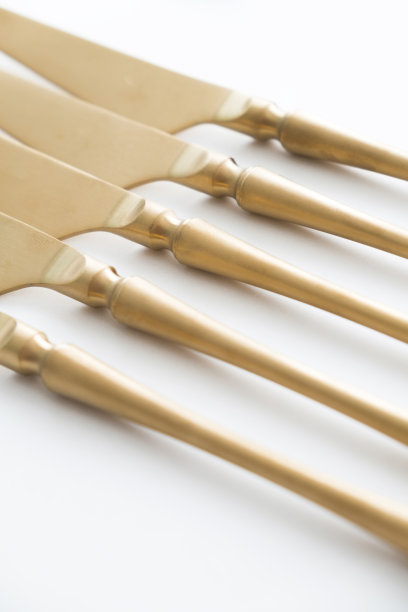 白色背景上的金色餐具俯视图图片下载