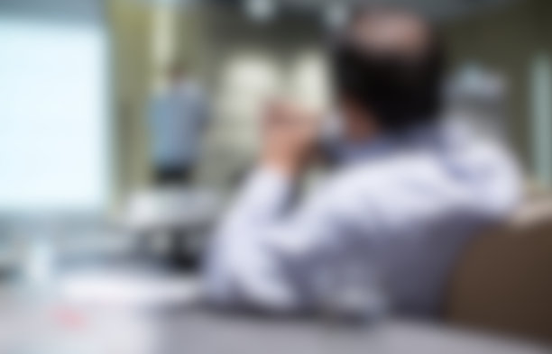 麦克风由首席执行官演讲。商务演示会议。投资者推介小组发言人。面向风险投资受众的高管创业舞台。企业研讨会及培训照片。图片下载