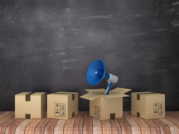 木地板上有扩音器的纸板箱-黑板背景- 3D渲染图片下载