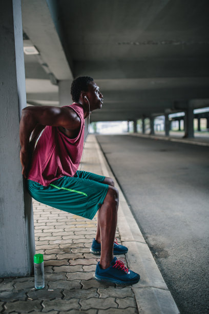 非裔美国运动员在户外伸展图片下载