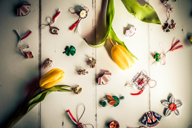 传统的罗马尼亚马蒂斯索和春天的花朵图片下载