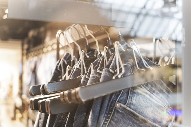 商店橱窗里的牛仔裤图片下载