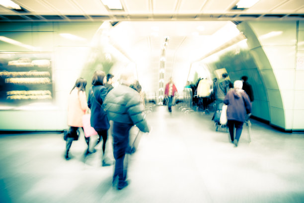 出差的商务人士模糊不清图片下载