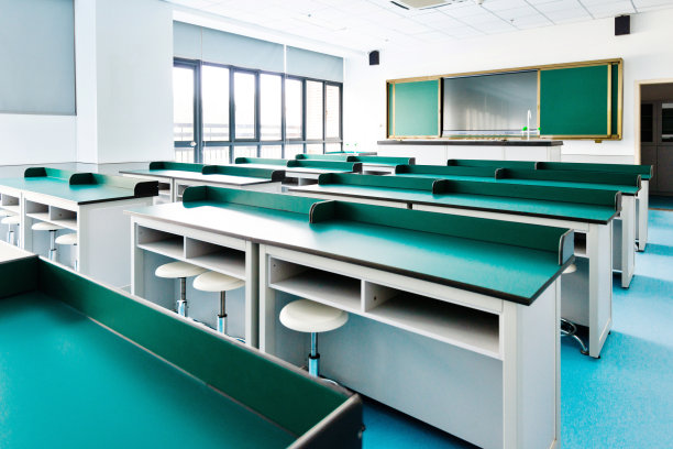 空教室里摆着课桌和椅子图片下载