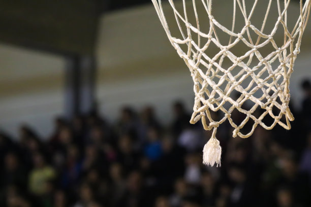篮球框，白色网带结。模糊的人物背景，近景，拷贝空间。图片下载