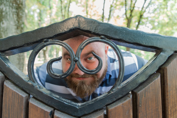 公园里的胖男人看着镜框，一个超重的男人的肖像图片下载